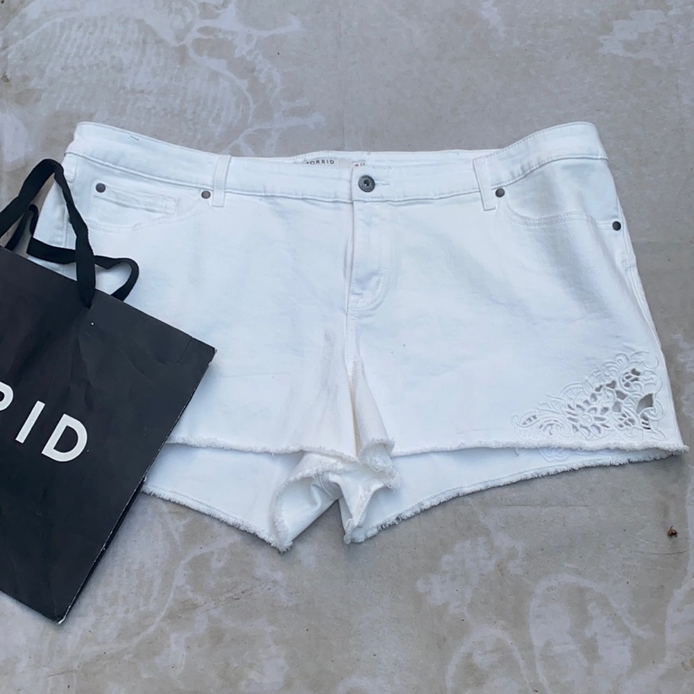 Torrid Cutout Embroidery Skinny Short - Vintage Stretch White